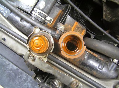  हमारे गाड़ी के इंजन का गर्म होने का सबसे बड़ा कारण है कूलेंट या पानी की कमी 